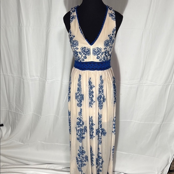 A Calin by Flying Tomato Elegant Cream and Blue Floral Maxi Dress. Size Small - Picture 1 of 9